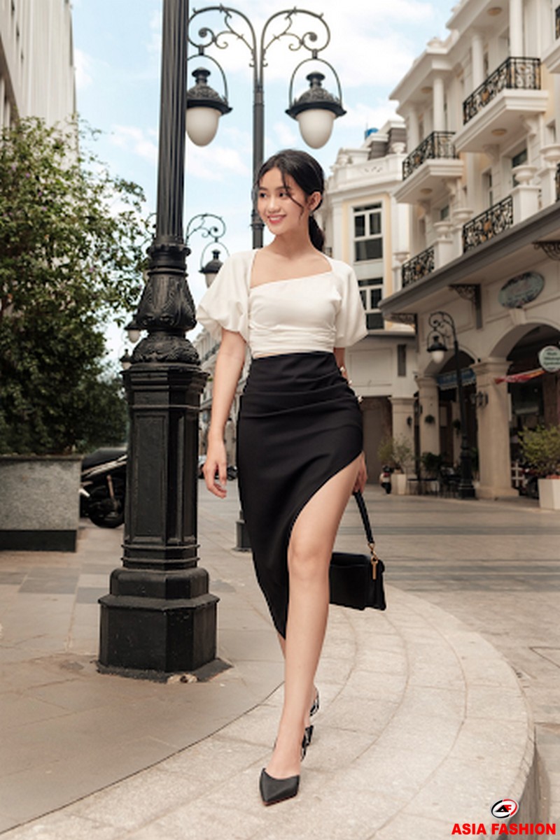 Chân váy xẻ cao của Xipi có thiết kế độc đáo, xếp hàng bestseller