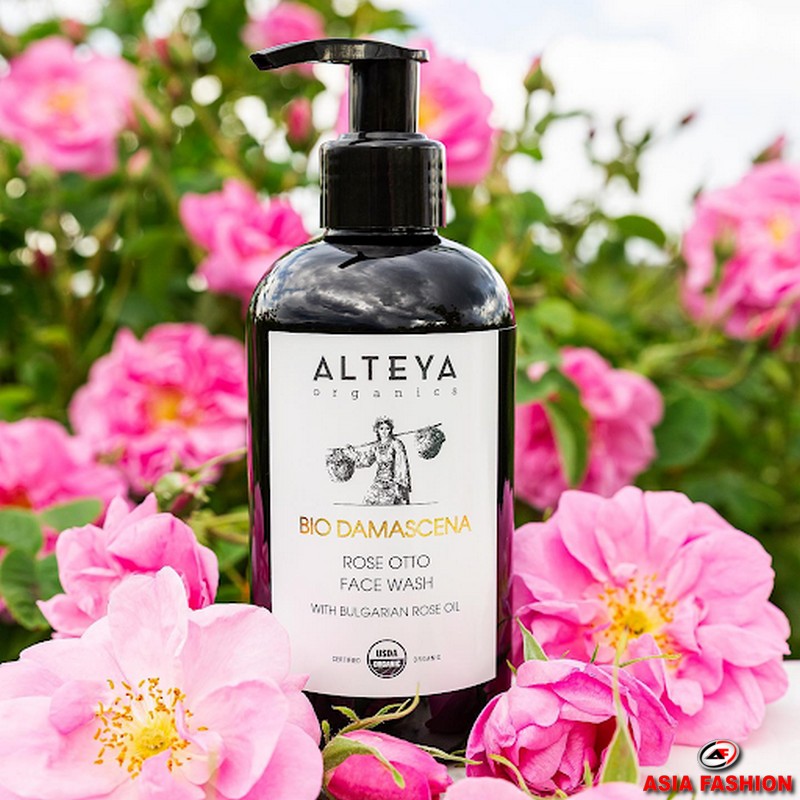 Sữa rửa mặt Alteya Organics được chiết xuất từ hoa hồng, không những làm sạch mà còn dưỡng da mềm ẩm